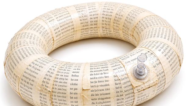 Schwimmring aus Zeitungsseiten