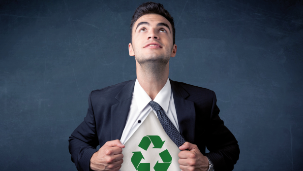 Mann in Anzug öffnet Hemd und zeigt ein T-Shirt mit grünem Recycling-Symbol