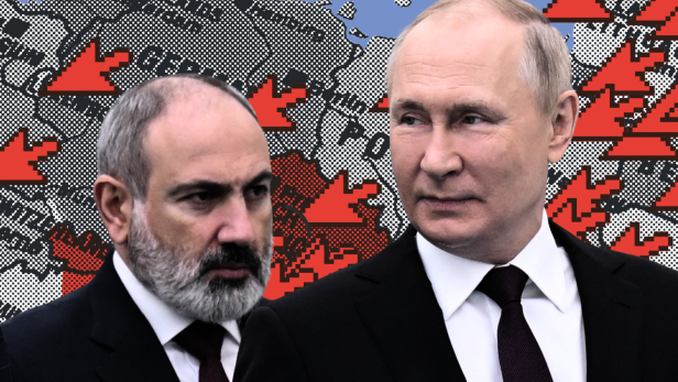 Paschinjan steht hinter Putin, beide in Anzug, vor einer Europakarte.
