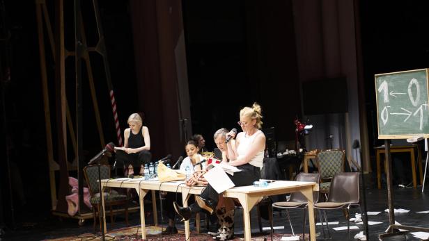 Mavie Hörbiger und Caroline Peters lesen aus dem neuen Jelinek-Stück