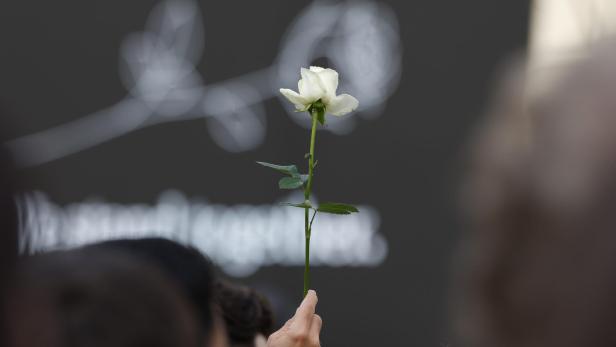 Weiße Rose bei Gedenkveranstaltung nach Amoklauf in Graz