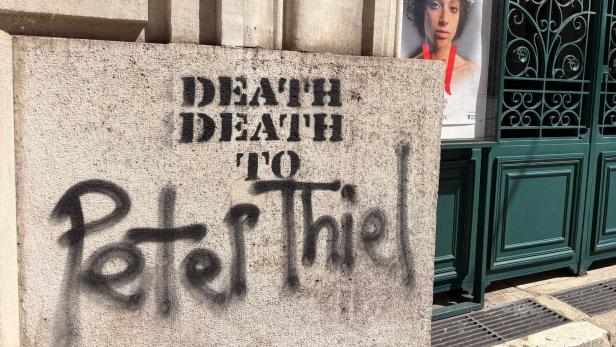 Graffito gegen Thiel vor dem Odeon-Theater: Death to Peter Thiel