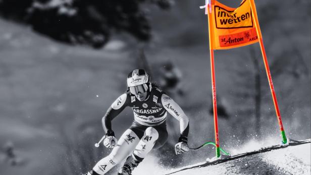 Ricarda Haaser (AUT) am Samstag, 11. Jänner 2025 während der Abfahrt der Frauen in St. Anton am Arlberg. Sie fährt um ein rotes Interwetten-Tor. 