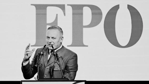 Mario Kunasek spricht bei einer FPÖ-Veranstaltung am Rednerpult vor großem FPÖ-Logo.