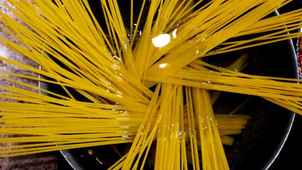 Kochende Spaghetti in einem Topf. 