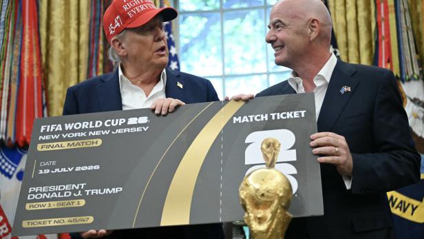 Donald Trump und Gianni Infantino stehen im Oval Office und halten ein überdimensionales Final-Ticket in Händen
