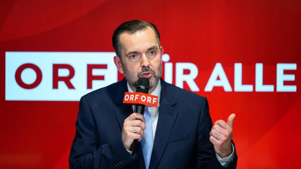 Clemens Pig spricht bei einer Pressekonferenz vor rotem ORF-Hintergrund nach seiner Wahl zum neuen ORF-Generaldirektor.
