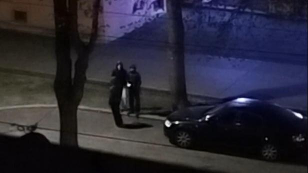 Verdächtige Jugendliche auf der Straße in der Nacht