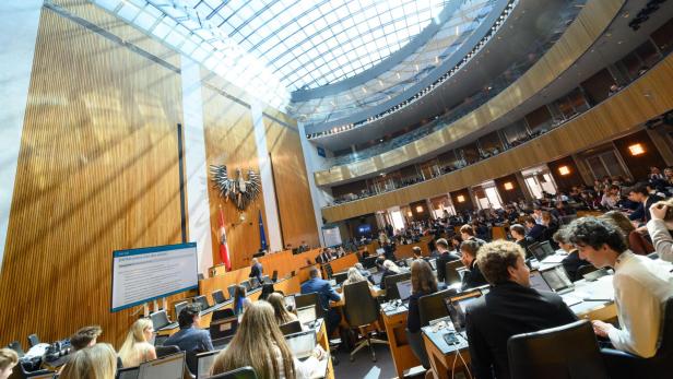 Schülerinnen und Schüler im Sitzungssaal des Nationalrats beim Schülerparlament 2026