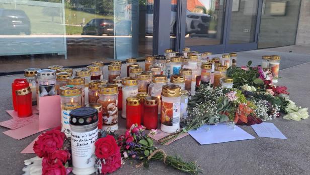 Kerzen und Blumen vor der Schule in Taufkirchen an der Pram.