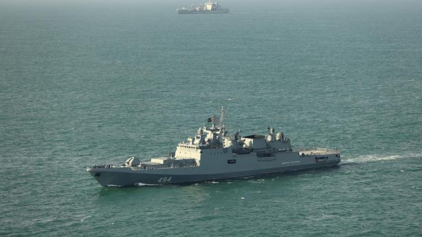 Eine russische Fregatte auf See, dahinter ein britisches Schiff