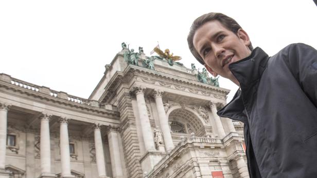 Der frühere Bundeskanzler Sebastian Kurz vor der Wiener Hofburg