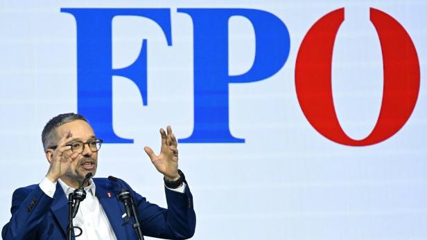 Ein Mann redet gestikulierend vor einem FPÖ-Logo. Es ist Parteichef Kickl.