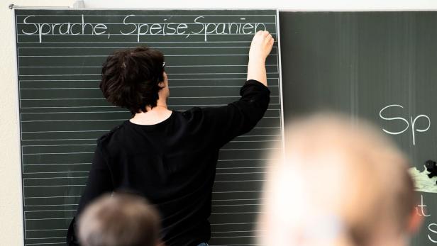 Lehrerin an einer Tafel