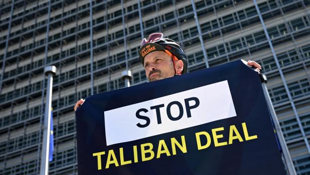 Ein Mitarbeiter von Amnesty International demonstriert vor dem Sitz der EU-Kommission in Brüssel 