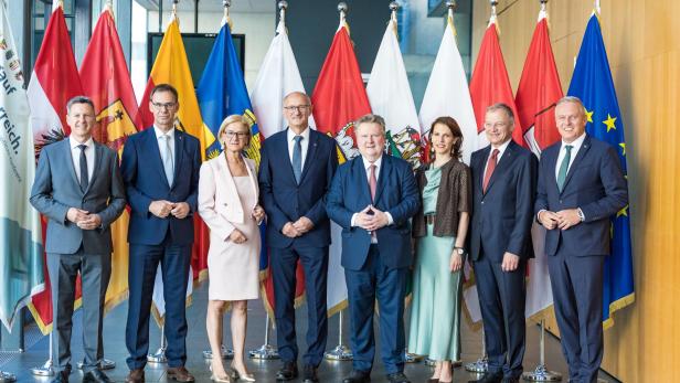 Das Gruppenfoto der Sitzung der Landeshauptleute in Tirol: Daniel Fellner (SPÖ Kärnten), Markus Wallner (ÖVP Vorarlberg), Johanna Mikl-Leitner (ÖVP Niederösterreich), Anton Mattle (ÖVP Tirol), Michael Ludwig (SPÖ Wien), Karoline Edtstadler (ÖVP Salzburg), Thomas Stelzer (ÖVP Oberösterreich), Mario Kunasek (FPÖ Steiermark) 