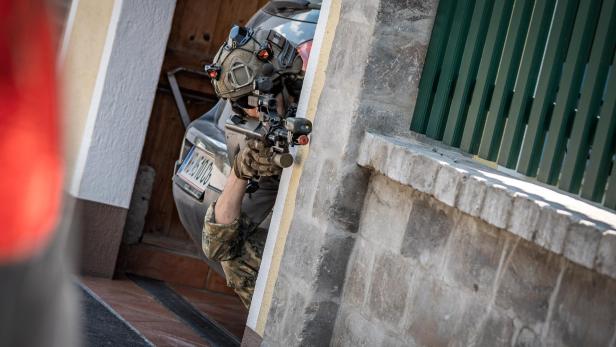 Soldat in Hauseinfahrt