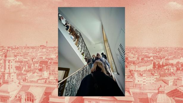 Menschen stehen in einem Altbau-Stiegenhaus in einer Schlange. Im Hintergrund eine Aufnahme von über den Dächern Wiens.