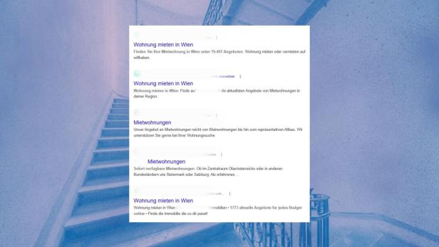 Wohnungsinserate aus dem Internet. Im Hintergrund ein Stiegenhaus.