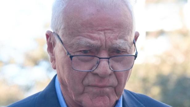 Frank Stronach beim Verlassen des Gerichts in Toronto 