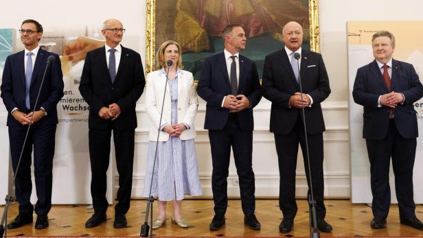 LH Markus Wallner, LH Anton Mattle, Außenministerin Beate Meinl-Reisinger, Vizekanzler Andreas Babler, Bundeskanzler Christian Stocker und Städtebundpräsident Michael Ludwig