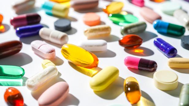 Eine Auswahl von Tabletten in unterschiedlichen Formen und Farben.