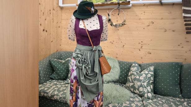Schaufensterpuppe mit Dirndl und Trachtenhut