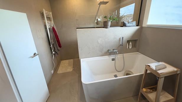 Modernes Badezimmer mit Badewanne und Dusche.