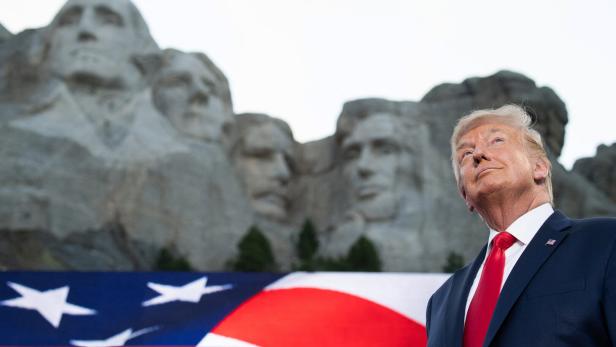 US-Präsident Donald Trump vor dem Mount Rushmore mit den aus dem Stein gehauenen Präsidenten Washington, Jefferson, Roosevelt und Lincoln