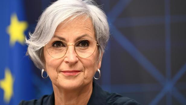 Eine Frau, Justizministerin Anna Sporrer, vor einer EU-Flagge