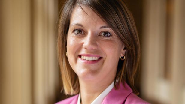 Elena Haslinger schaut direkt in die Kamera