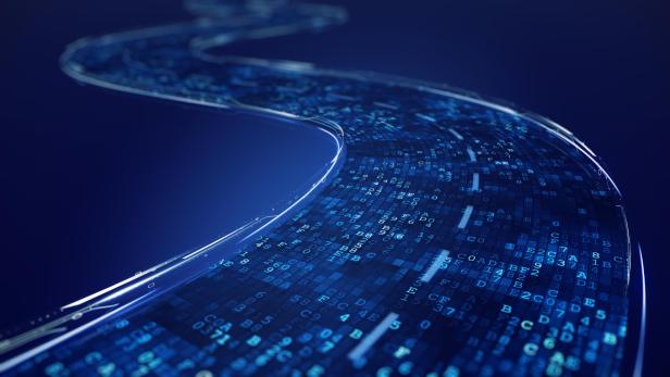 Geschwungene digitale Datenstraße mit leuchtenden Zahlen und Buchstaben auf dunklem Hintergrund