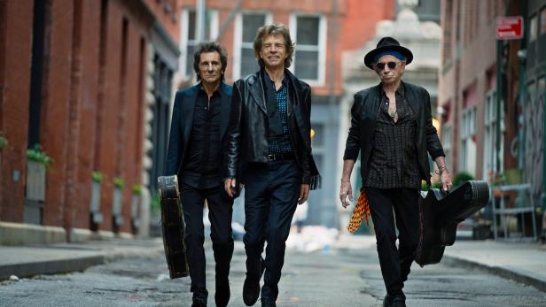 Das legendäre Trio The Rolling Stones schreitet eine Straße entlang: Ron Wood, Mick Jagger und Keith Richards (v. li.)