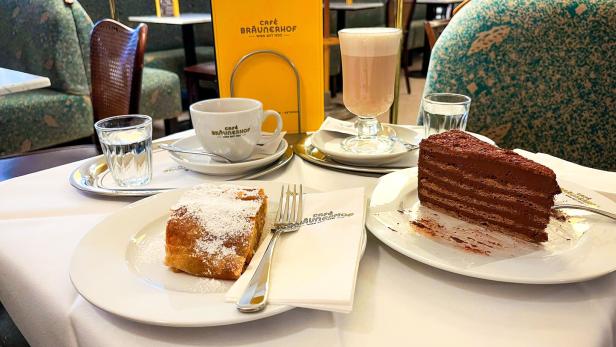 Das Bild zeigt einen Apfelstrudel, eine Bräunerhof-Torte, einen Espresso und einen Cafe Latte