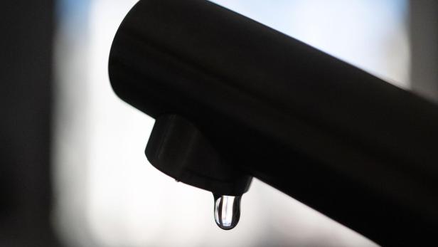 Wasserhahn mit Tropfen