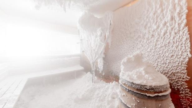 Schneesauna mit Bank und Holzfass
