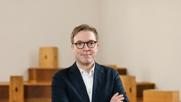 Johan Harle trägt Brille und Sakko
