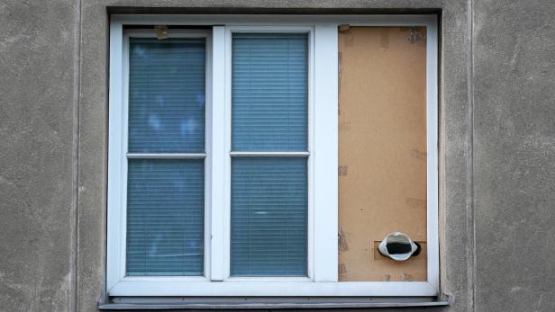 Eine mobile Klimaanlage von Außen, der Schlauch hängt aus dem Fenster