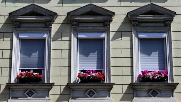  Aussenrollläden zum Sonnenschutz vor den Fenstern einer Wohnung in Wien 