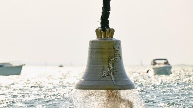 Florentina Holzinger wird, aus einer Glocke hängend, von einem Kran aus dem Bodensee gezogen