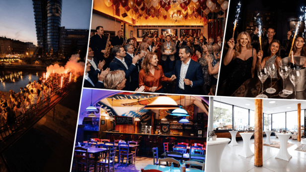 Collage aus vier Fotos: Oben links Menschen feiern auf einer Terrasse am Wasser bei Abenddämmerung mit Feuerwerk, oben rechts eine Gruppe feiernder Menschen mit Sektgläsern und Wunderkerzen, unten links ein rustikales Restaurant mit Holztischen und blauen Stühlen, unten rechts ein heller Veranstaltungsraum mit Stehtischen und großen Fenstern.