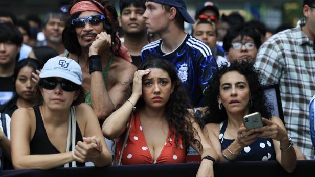 Fans beim Spiel Argentinien gegen England. Sie haben einen verwunderten Gesichtsausdruck.