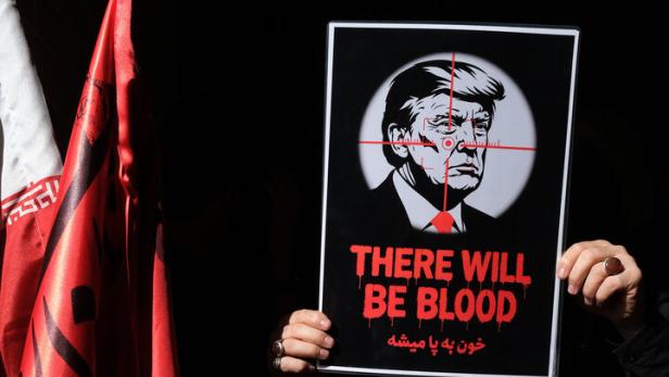 Ein Schild mit Trump im Fadenkreuz: Es wird Blut fließen