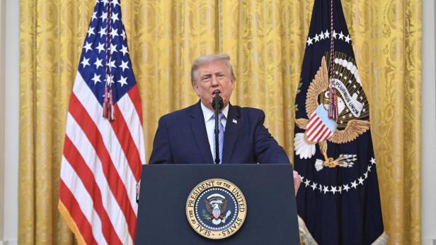 Trump hält eine Rede im Weißen Haus 