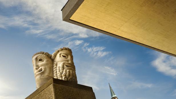 Theatermasken als Skulptur vor dem Großen Festspielhaus in Salzburg