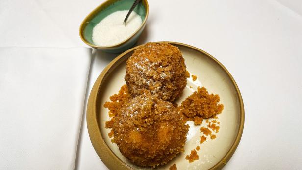 Das Bild zeigt zwei Marillenknödel