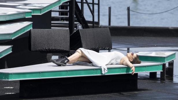 Die Sängerin Marjukka Tepponen liegt in weißem Kleid auf einem Podium während der Proben zu "La traviata".