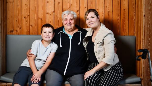 Die Großmutter, 82,  mit ihrer Enkelin Sandra und Urenkel Fabian.