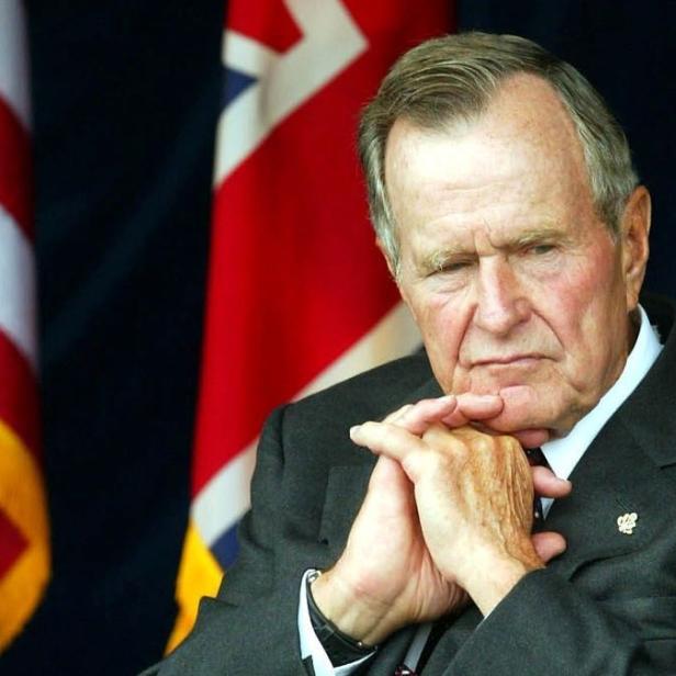 Gesagt, anders getan: Es gab neue Steuern, und als Bush 1992 wiedergewählt werden wollte, empfing ihn überall das schon sprichwörtliche &quot;Read my lips&quot;. Bush verlor.