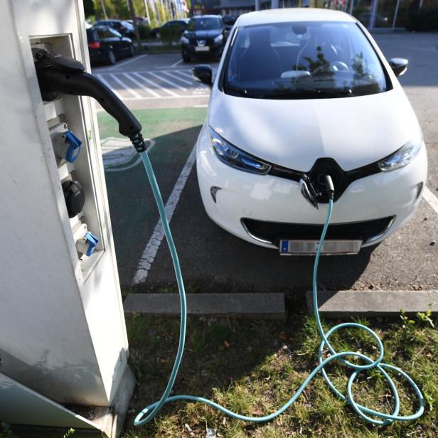 Elektroauto beim Betanken.